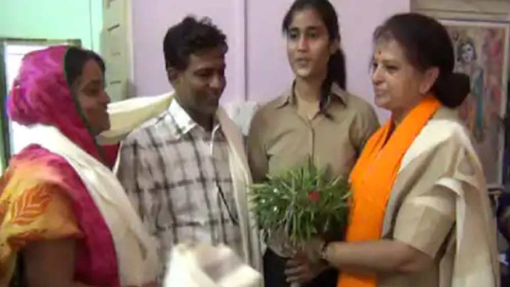 আঁচলের বাবা মা অবশ্য মেয়ের স্বপ্নপূরণের সাক্ষী হতে পারেননি করোনা আবহে লকডাউন পরিস্থিতির জেরে। শুরু হয়েছে গঙ্গওয়াল দম্পতির প্রতীক্ষার প্রহর। চোখের সামনে মেয়েকে ফাইটার পাইলটের বেশে দেখার।