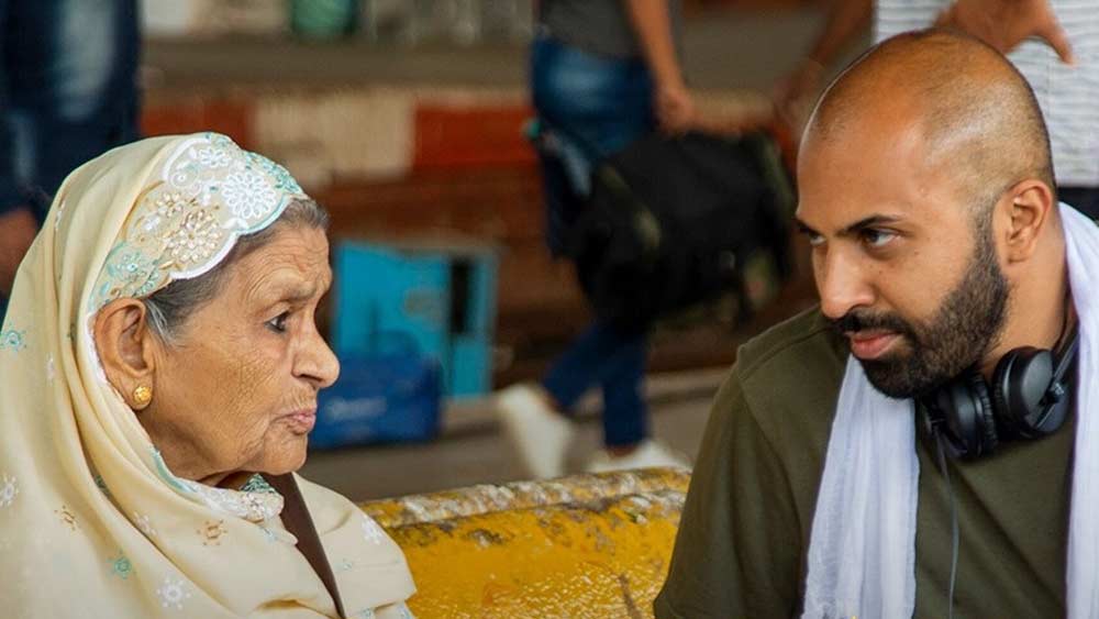 কিন্তু তাঁর কেরিয়ার বেশ কয়েক দশকের প্রাচীন। প্রথম জীবনে তিনি ছিলেন রেডিয়োর ঘোষিকা। ১৯৬৩-তে তখন লখনউয়ে সবে শুরু হয়েছিল আকাশবাণীর বিবিধ ভারতী। সেখানেই ফারুখ ছিলেন প্রথম ঘোষিকা ও সঞ্চালিকা।