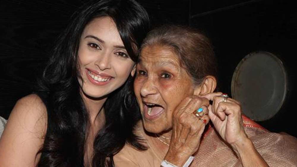 ১৯৬৬ অবধি তিনি আকাশবাণীর লখনউ স্টেশনে কর্মরত ছিলেন। এরপর দিল্লির অল ইন্ডিয়া রেডিয়ো-র উর্দু স্টেশনে তিনি কাজ করেছিলেন ১৯৭০ অবধি। কোনও প্রথাগত প্রশিক্ষণ ছাড়াই তিনি হয়ে উঠেছিলেন আকাশবাণীর প্রথম সারির অন্যতম ঘোষিকা।