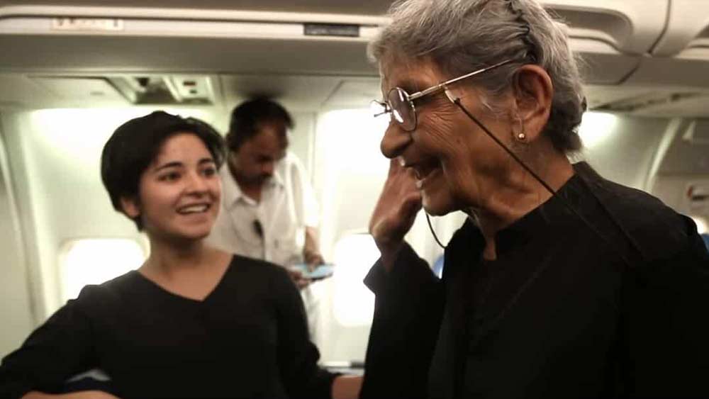 কিন্তু কেরিয়ারের সেরা সময়েই হঠাৎ সুর কেটে গেল। পারিবারিক প্রয়োজনে কাজ ছেড়ে দিতে হল ফারুখকে। বেশ কয়েক বছর ঘরের চার দেওয়ালের মধ্যেই কাটল জীবন।