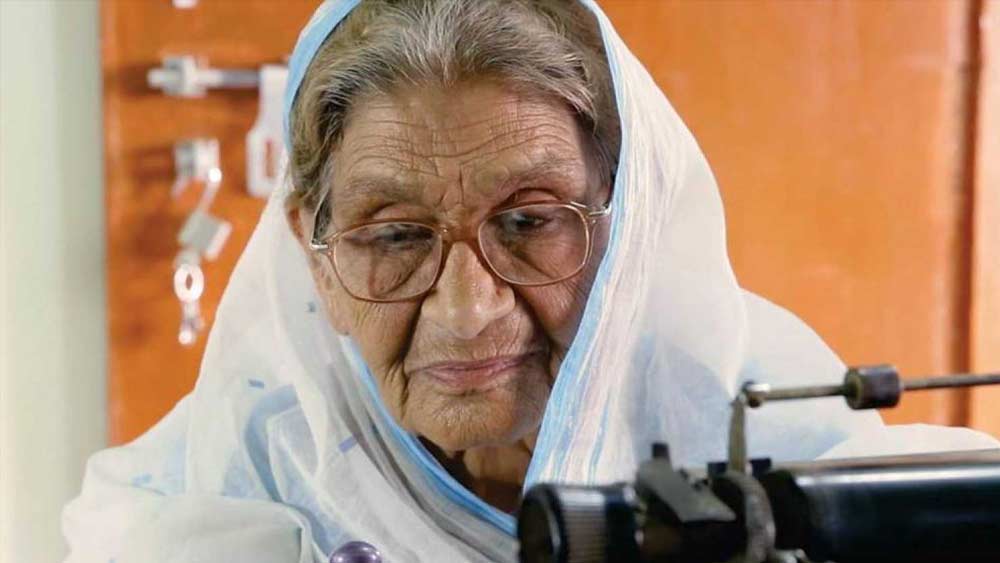 তাঁদের বাড়িতে এক পরিচারক ছিলেন, যিনি কথা বলতেন দেহাতি ভাষায়। ভোজপুরি ও জৌনপুরি কথ্যরীতি মিশিয়ে তাঁর কথা বলার ধরন পছন্দ করতেন ফারুখ। ঘরোয়া মজলিশে নকল করেও দেখাতেন।