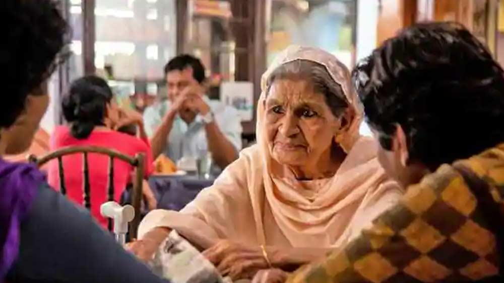 সেরকমই এক আড্ডায় তিনি নকল করে দেখাচ্ছিলেন। কী ভাবে কথা বলেন তাঁদের পরিচারক। সেখানে উপস্থিত ছিলেন মুজফফর আলি। ফারুখের কণ্ঠে ওই কথ্যরীতি শুনেই তিনি সরাসরি এসে ‘উমরাও জান’ ছবিতে অভিনয়ের অফার দেন।