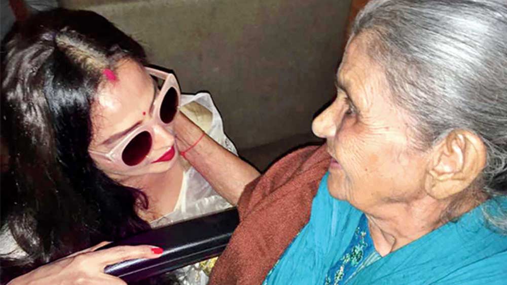 ১৯৮১ তে মুক্তিপ্রাপ্ত মুজফফর আলি পরিচালিত ‘উমরাও জান’ সুপারহিট হয়েছিল। ছবিতে রেখার মায়ের ভূমিকায় ছিলেন ফারুখ জাফর।