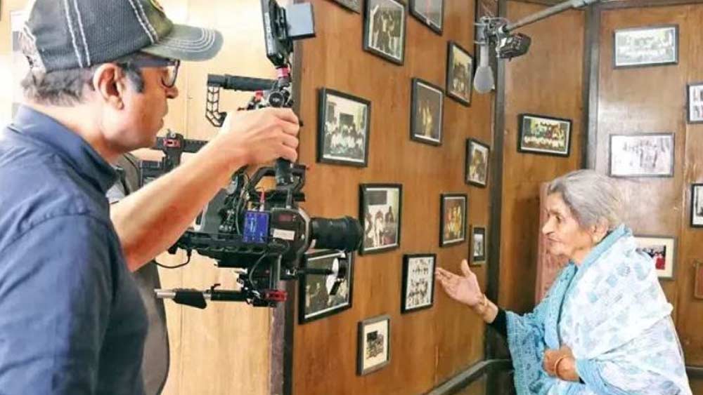 প্রথমে ভেবেছিলেন ছবিতে কাজ করা হবে না। বাড়ি থেকে অনুমতি পাবেন না। কিন্তু তাঁকে বিস্মিত করেই অভিনয় করার অনুমতি দেন ফারুখের স্বামী।