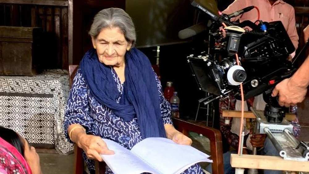 ফারুখের বিশেষত্ব হল, তিনি চিত্রনাট্য অনুসরণ করেন ঠিকই। কিন্তু তার মাঝে মাঝেই থাকে নিজের সংলাপ। ‘ইম্প্রোভাইজেশনে’ তাঁর নিজের জীবন উঠে আসে অভিনয়ের অঙ্গ হিসেবে।