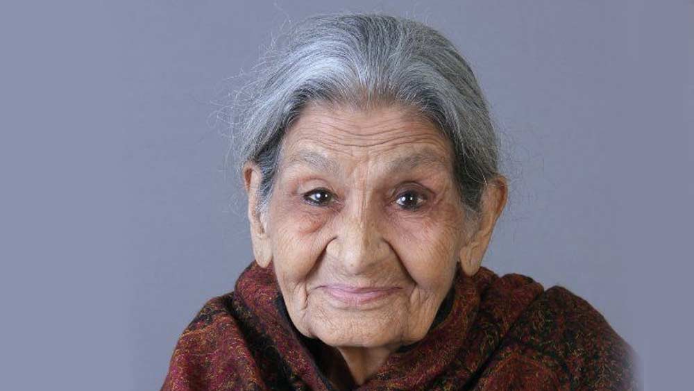 দু’জনেরই পছন্দ হয় তাঁকে। তাঁরা লখনউ গিয়ে কথা বলেন অশীতিপর অভিনেত্রীর সঙ্গে। শুধু পটভূমি নয়, ‘গুলাবো সিতাবো’-তে লখনউ শহরটাই একটা চরিত্র। তাঁর সঙ্গে মিলেমিশে গিয়েছেন ভগ্নপ্রায় ‘ফতিমা মহল’-এর বেগমরূপী ফারুখ।