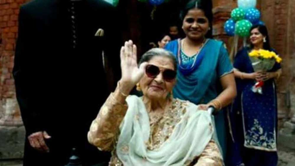 সম্প্রতি এক সাক্ষাৎকারে ফারুখ জানিয়েছেন, তিনি ভাবতেও পারেননি ‘বেগম’-এর চরিত্র এত জনপ্রিয় হবে। তবে ছবির মধ্যমণি হয়েও একটা আক্ষেপ রয়েই গিয়েছে।