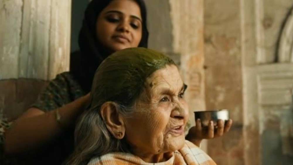 স্বপ্নের নায়কের সঙ্গে অভিনয় করলেন বটে। কিন্তু অভিনয়ের বাইরে একটা কথাও বলা হল না। কারণ, অমিতাভ শুটিংয়ের বাইরে একফোঁটা সময়ও সেটে থাকতেন না। তাই ক্যামেরা বন্ধ হওয়ার পরে মির্জার সঙ্গে দু’দণ্ড গল্প আর করা হয়নি। আক্ষেপ বেগমের।