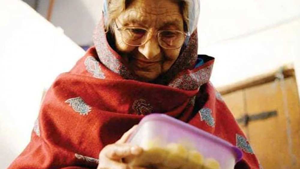 বিভিন্ন প্রজন্মের সঙ্গে অভিনয় করার বিরল অভিজ্ঞতার সাক্ষী ফারুখ। শাহরুখ, আমির, সলমন, তিন জনের ব্যবহারেই তিনি মুগ্ধ। ‘স্বদেশ’-এ অভিনয়ের সময়ে পঞ্চগনির হোটেলের ঘরে আলো জ্বালাতে পারছিলেন না ফারুখ। সাহায্য করেছিলেন শাহরুখ। মনে পড়লে আজও ঈষৎ লজ্জা পান অভিনেত্রী।