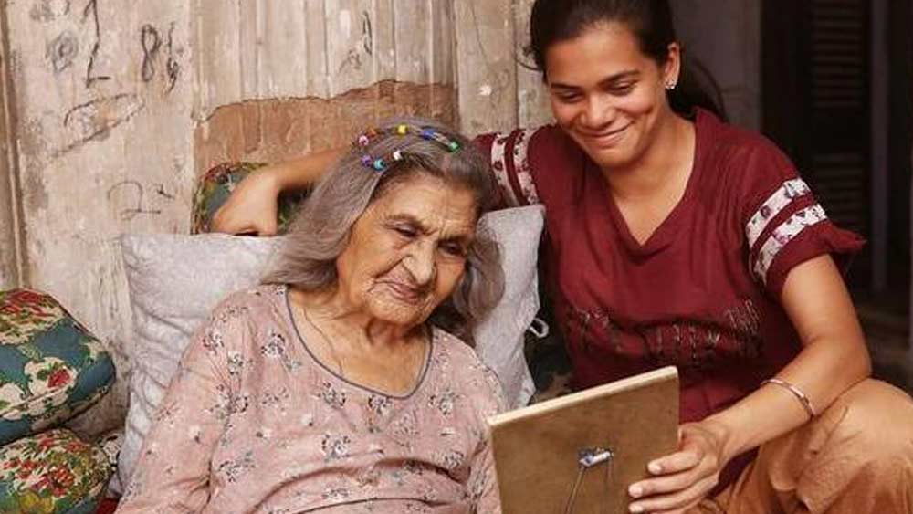 এই বয়সেও এত দাপুটে অভিনয়ের রহস্য কী? এক বার ক্যামেরা চলতে শুরু করলে তিনি সব কিছু ভুলে যান। কে পরিচালক, তাঁর নায়ক কে, সব বিস্মৃত হয়ে হৃদয় থেকে বেরিয়ে আসে মনের কথা। সেই মনে এখনও থাবা বসাতে পারেনি বয়সের বলিরেখা। বায়োস্কোপের বাইরে বাস্তবেও ‘ফত্তো’ চিরতরুণী।