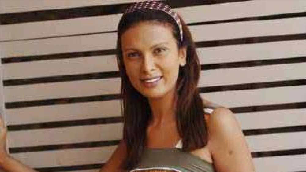 তাঁর নিথর দেহ যখন উদ্ধার করা হয়, তখন ফ্ল্যাটে রান্নার গ্যাসের তীব্র কটু গন্ধ পাওয়া গিয়েছিল। পুলিশের ধারণা, রান্নার গ্যাস সিলিন্ডার অন করে সিলিং ফ্যান থেকে গলায় দড়ি দিয়ে ঝুলে আত্মঘাতী হন এই মডেল।