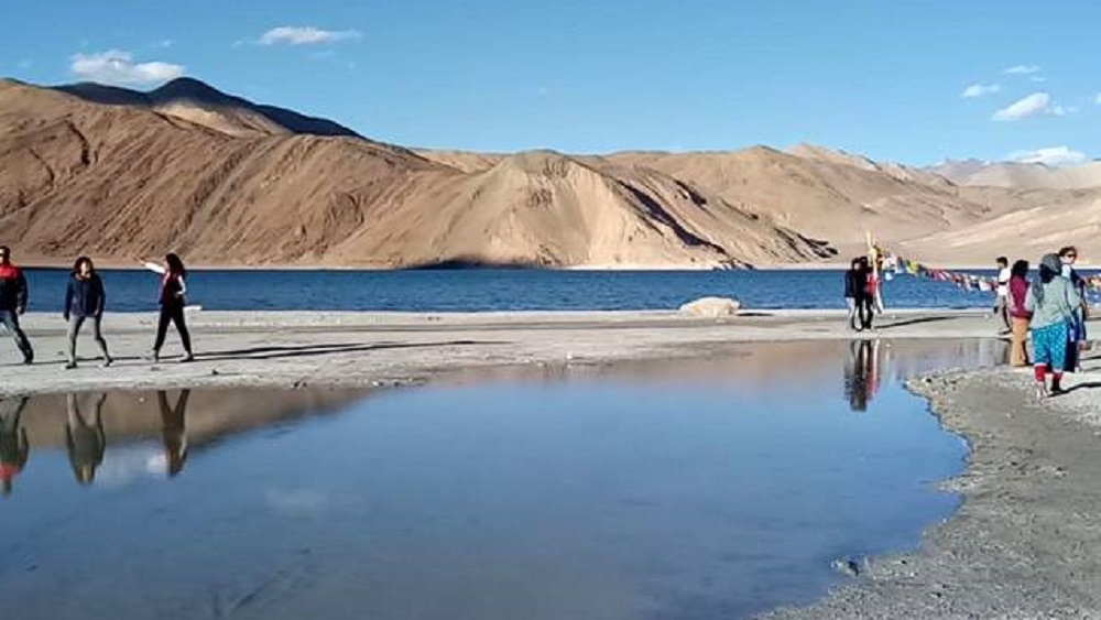 তবে যে প্যাংগং নিয় ভারত-চিনের টানাপড়েনের মধ্যেও বার বার সেখানে ছুটে গিয়েছেন পর্যটকরা।২০১৪-র আগে পর্যন্ত প্যাংগং হ্রদ পর্যন্ত যেতে গেলে ইনার লাইন পারমিট জোগাড় করত হত। কিন্তু বর্তমানে ভারতীয় নাগরিকদের সেখানে কোনও বিশেষ অনুমোদনের প্রয়োজন হয় না।