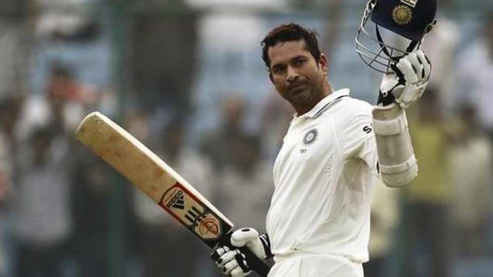 সচিন তেন্ডুলকরের অভিষেক হয়েছিল পাকিস্তানে, ১৯৮৯  সালে। ২০১৩ সাল পর্যন্ত লম্বা কেরিয়ারে ২০০ টেস্ট খেলেছেন মাস্টার ব্লাস্টার। ৫৩.৭৮ গড়ে তিনি করেছেন ১৫৯২১ রান, যা সবার চেয়ে বেশি। ৫১ সেঞ্চুরিও রেকর্ড। রয়েছে ৬৮ হাফ-সেঞ্চুরি। সর্বাধিক অপরাজিত ২৪৮। ক্রিকেটপ্রেমীদের কাছে তিনি ‘গড অফ ক্রিকেট।’