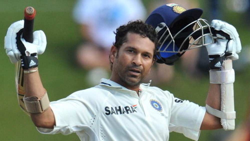 অনেকের মতেই ডন ব্র্যাডম্যানের পর বিশ্বের সেরা ব্যাটসম্যান হলেন সচিন। মুম্বইকরের ক্লাস কর্নাটকির মধ্যে ছিল না বলে বিশ্বাস ক্রিকেটপ্রেমীদের। ভাল বলকেও সীমানায় পাঠানোর ক্ষমতা ছিল সচিনের। এটাই ভাল ও গ্রেট ব্যাটসম্যানের মধ্যে তফাত গড়ে দেয় বলে মানেন অনেকে। বিশ্বের সর্বত্র দাপট দেখিয়েছেন তিনি।