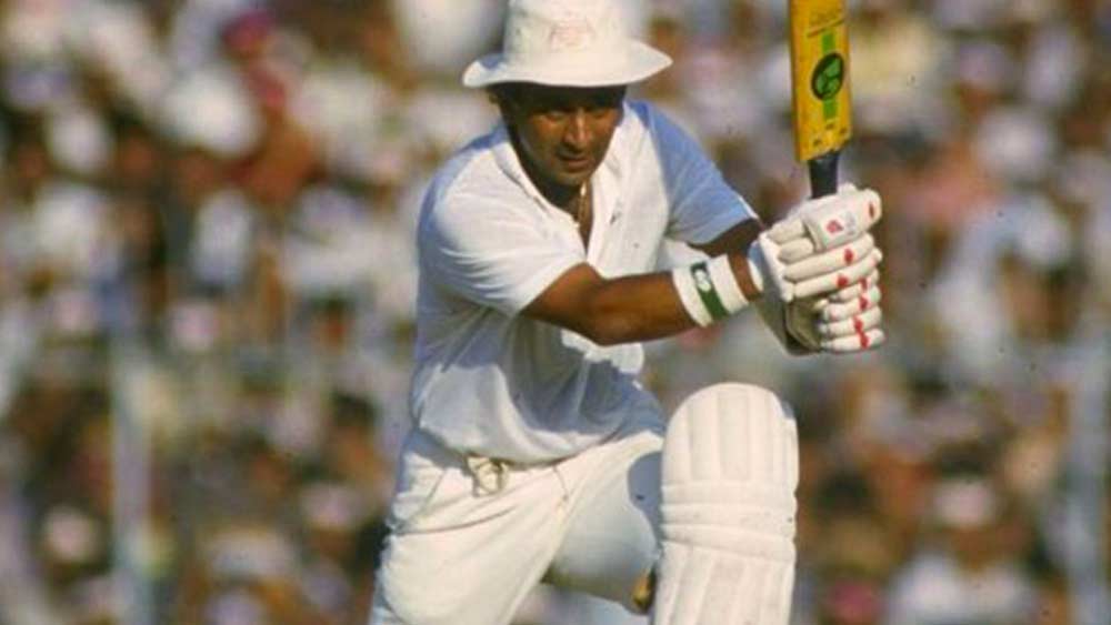 ক্রিকেটপ্রেমীদের অনেকের মতে, কারও সঙ্গেই গাওস্করের তুলনা হয় না। হেলমেট ছাড়াই ক্যারিবিয়ান পেস ব্যাটারির বিরুদ্ধে প্রতিকূল পরিবেশে সেঞ্চুরি করেছিলেন তিনি। তাঁকে নিয়ে রচিত হয়েছিল ক্যালিপসো। অস্ট্রেলিয়ার পাঁচ টেস্ট ভেন্যুতেই সেঞ্চুরি রয়েছে তাঁর। প্রথম ব্যাটসম্যান হিসেবে টেস্টে ১০ হাজার রান করেছিলেন তিনি।