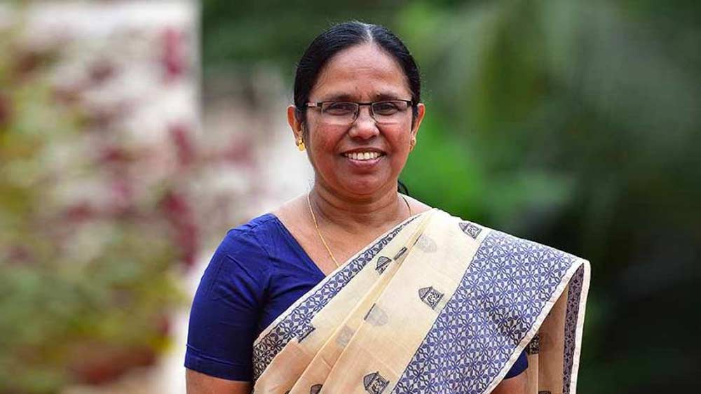 শিবপুরমের একটি হাইস্কুলে তিনি শিক্ষিকা হিসেবে যোগ দেন ১৯৯৭ সালে। পূর্ণসময়ের রাজনীতিক হবেন বলে সাত বছর পরে সেই স্কুলের প্রিন্সিপালের পদ থেকে ইস্তফা দেন।