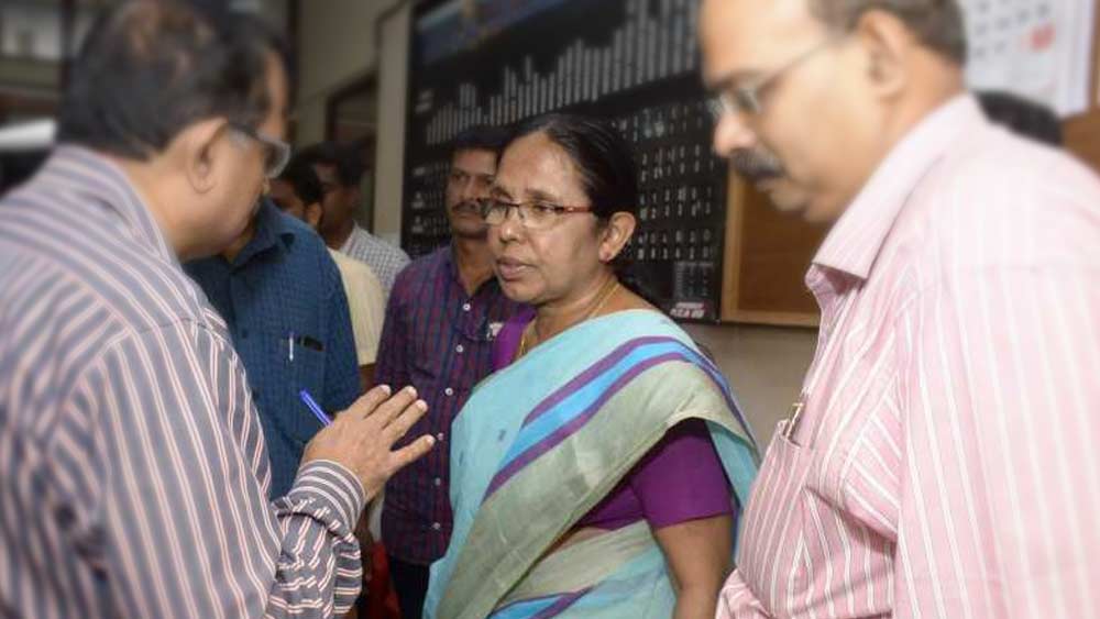 নিজেও যেমন কাজ করেন, ঠিক সে রকমই স্বাস্থ্য মন্ত্রকেও কোনও ঢিলেমি বরদাস্ত করেন না। সহকর্মীদের কথায়, প্রয়োজনে অসুস্থ অবস্থাতেও কাজ করতে দ্বিধা করেন না শৈলজা। দরকার হলে, মাঝরাতেও তিনি হাজির মন্ত্রকের কাজ পরিচালনা করতে। স্বামী কে ভাস্করন এবং দুই ছেলের পাশাপাশি প্রত্যেক কেরলবাসীকে নিয়ে তাঁর বৃহত্তর সংসার।