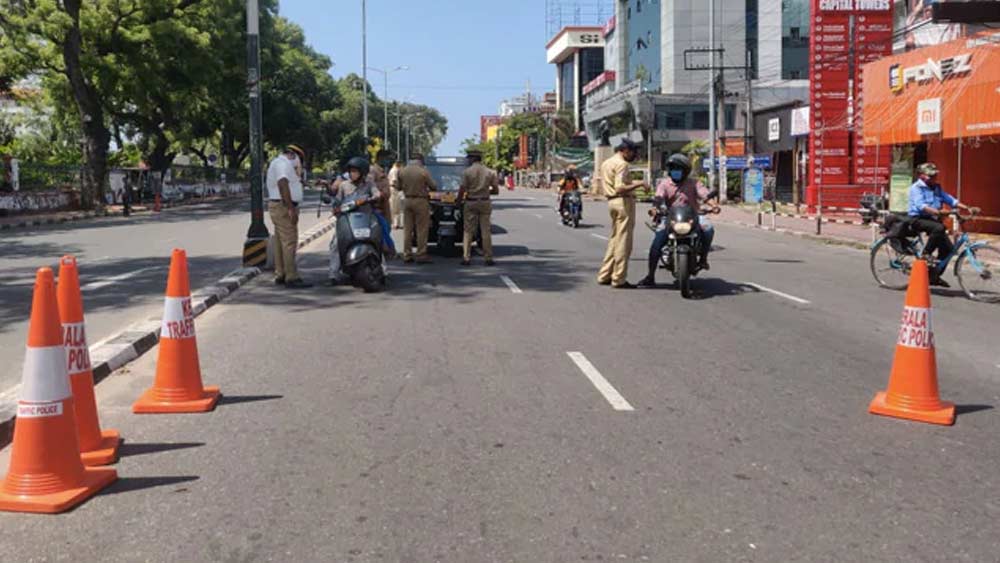 তার পরেও দ্রুত হারে করোনা ছড়িয়ে পড়তে থাকে কেরলে। কারণ তখন সারা পৃথিবী থেকে কেরলের মানুষ ঘরে ফিরছিলেন। সংক্রমণের শীর্ষ সময়ে কেরলে ১ লক্ষ ৭০ হাজার মানুষ কোয়রান্টিনে ছিলেন। সে রাজ্যে আটকে পড়েছিলেন দেড় লক্ষ পরিযায়ী কর্মী। তাঁদের দেড় মাস ধরে রোজ তিন বার করে খাবার দিয়েছে কেরল সরকার। তার পর তাঁরা বিশেষ ট্রেনে নিজেদের বাড়িতে ফিরেছেন।