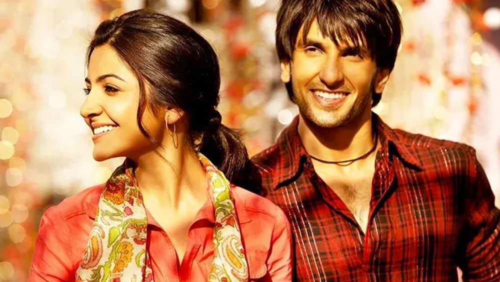 রণবীর সিংহের বাবা মা কেউ বলিউডের সঙ্গে যুক্ত নন। কিন্তু তাঁরা অনিল কপূরের আত্মীয়। ফলে রণবীরের বলিউডে নায়ক হতে বেশি কাঠখড় পোড়াতে হয়নি। ২০১০ সালে আদিত্য চোপড়ার প্রযোজনায় তিনি প্রথম অভিনয় করেন ‘ব্যান্ড বাজা বরাত’ ছবিতে।