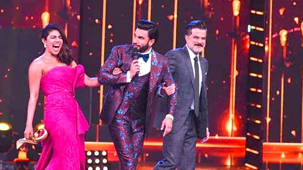 শুধু সুযোগ করিয়ে দেওয়াই নয়। অভিযোগ, তারকাদের সন্তানদের ভবিষ্যৎ যাতে নিশ্চিত হয়, তার জন্য বিভিন্ন পুরস্কার বিতরণী অনুষ্ঠানে তাঁদের গুরুত্ব দেওয়া হয়। তৈরি করা হয় নতুন নতুন বিভাগ।