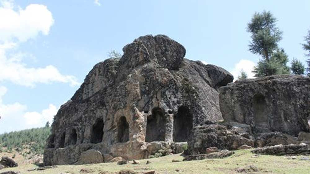 সাত দরজা থেকে এই পাথরের নাম ‘সাতবারন’। আর বিশ্বাস অনুযায়ী, এই সাতটি পথের একটির অন্য প্রান্ত গিয়ে শেষ হয়েছে রাশিয়ায়। সেই বিশ্বাস থেকে স্থানীয় এলাকার নাম হয়েছে কিলা-এ-রুশ বা কালারুশ। অর্থাৎ রুশদেশের কেল্লা।