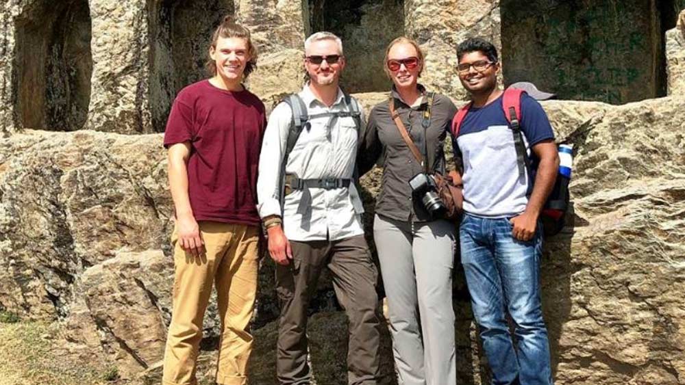 তাঁদের অভিযানে সাহায্য করেছিলেন ওহায়োর গুহাবিশেষজ্ঞ  ডাস্টিন কিসনার এবং ভারতীয় অভিযাত্রী তথা দোভাষী ভামসি রামকৃষ্ণ এবং কেরলের এক জন ইঞ্জিনিয়ার।