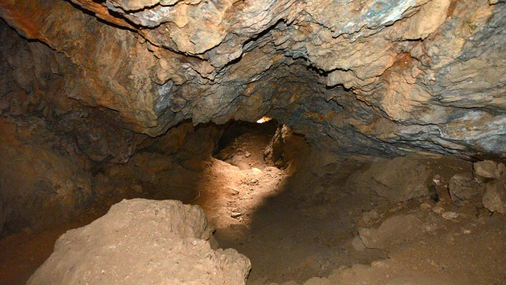 প্রথম গুহা সম্বন্ধে অভিযাত্রীরা জানিয়েছেন, শুরু থেকে ৫০ মিটার দূরত্ব অবধি গুহাপথটি খাড়া হয়ে উঠে গিয়েছে। তার পর ১৫ মিটার সঙ্কীর্ণ পথের পরে রয়েছে একটি খোলা চত্বর। তার পর আরও ১০ মিটার সঙ্কীর্ণ পথ পাড়ি দিয়ে আরও একটি খোলা জায়গা।