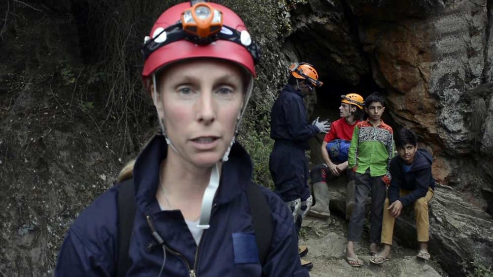 অভিযাত্রীদের ধারণা, প্রথম ও দ্বিতীয় গুহাপথ হয়ত সুদূর অতীতে একসঙ্গে ছিল। কিন্তু আজ দু’টি-ই বন্ধ। এক দিকে ঢুকলে অন্য দিকে পৌঁছনোর কোনও উপায় নেই। ফলে আবার ফিরে আসতে হবে প্রবেশপথের গুহামুখেই।
