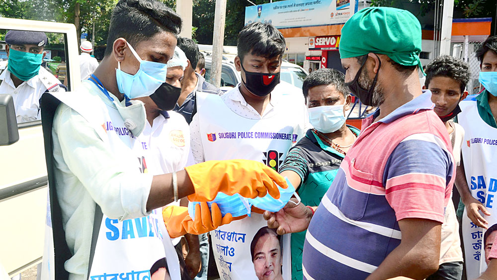 প্রচার: করোনা রুখতে সচেতনতার বার্তা দেওয়া হচ্ছে শিলিগুড়ি ট্রাফিক পুলিশের তরফে। পাশাপাশি চলছে ‘সেফ ড্রাইভ, সেভ লাইফ’ প্রচারও। বুধবার শিলিগুড়ি শহরে। ছবি: বিনোদ দাস