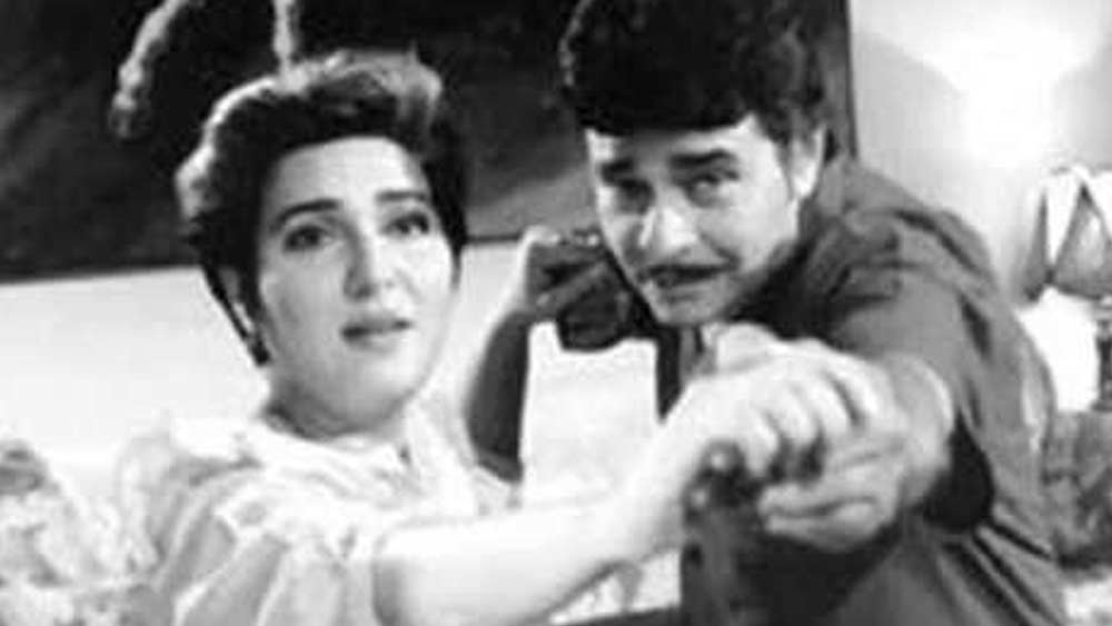 বলতে থাকেন, সে ড্রাগ নেয় নিয়মিত। তার মাথার ঠিক নেই। প্রভাবশালী অলোকনাথের বিরুদ্ধে যাওয়ার ক্ষমতা ছিল না বলিউডের।