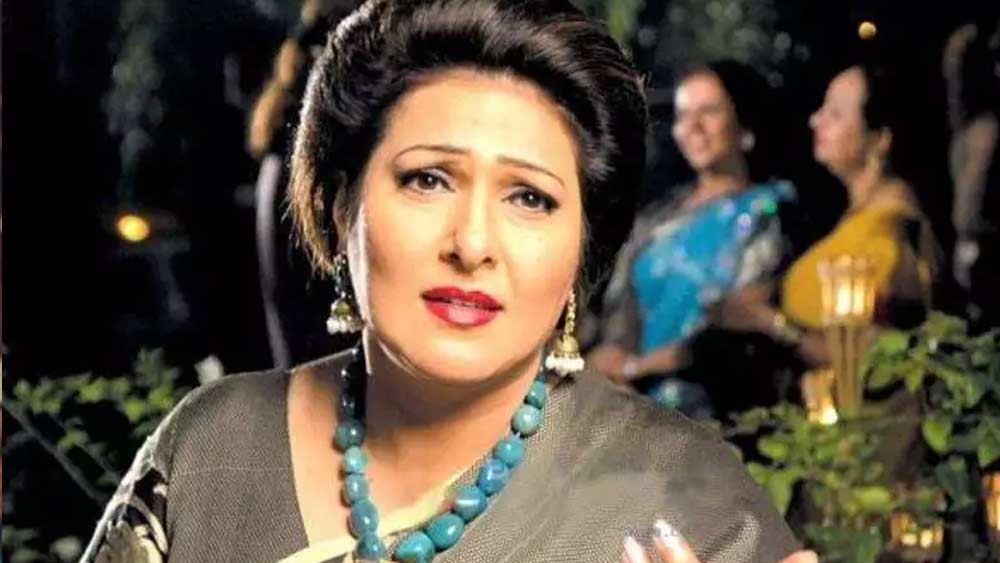 অচিরেই কাজ হারাতে থাকেন নভনীত। কার্যত একঘরে করে দেওয়া হয় তাঁকে।  যদিও এর পরেও বেশ কিছু ছবিতে অভিনয় করেছিলেন তিনি।  তবে স্টারডমের স্পটলাইট থেকে বেরিয়ে আসতে হয়েছিল তাঁকে।