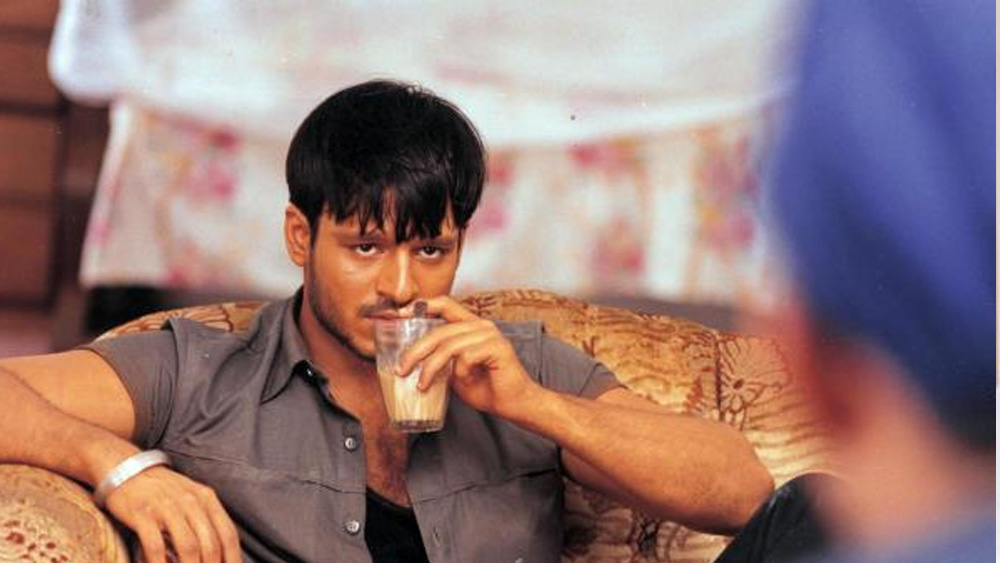 কিন্তু অভিনেতা বাবার ছেলে হয়েও পিছিয়ে পড়তে হয়েছে বিবেককে। তার কারণ নাকি সলমন খান। সলমনের সঙ্গে প্রেম ভেঙে যাওয়ার পরে বিবেকের ঘনিষ্ঠ হয়েছিলেন ঐশ্বর্যা রাই। সে সময় রীতিমতো সাংবাদিক বৈঠক করে সলমনের বিরুদ্ধে নিজের ক্ষোভ উগরে দেন বিবেক। সলমন-ঐশ্বর্যার সম্পর্কের তিক্ততার রেশ পড়েছিল তাঁর বক্তব্যে।