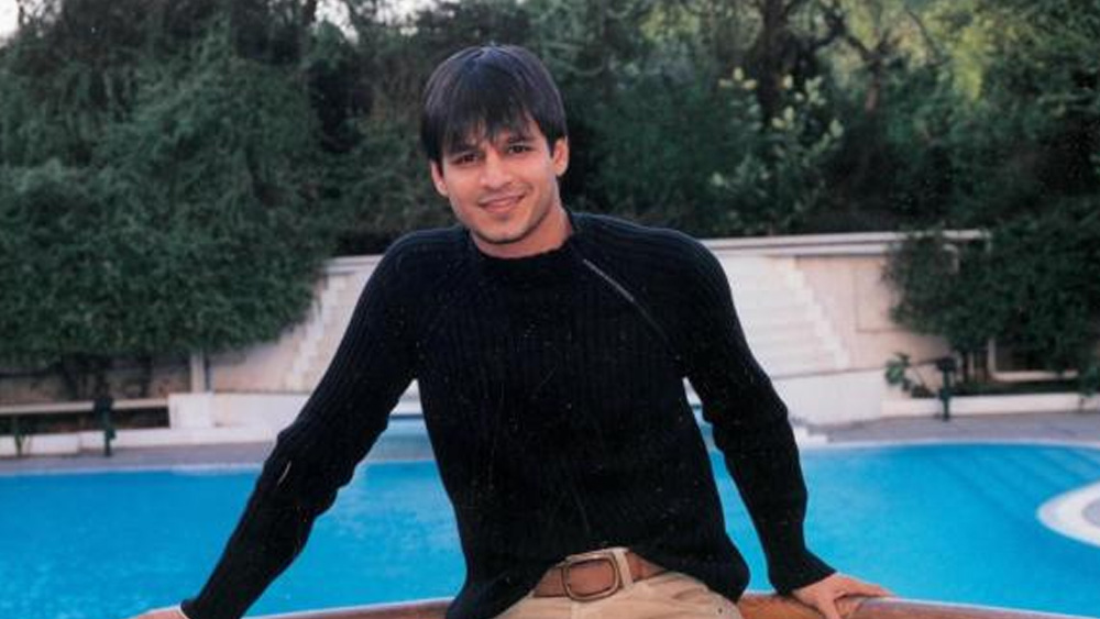 অভিযোগ, সলমন এবং তাঁর ঘনিষ্ঠদের চাপে একের পর এক ছবি থেকে বাদ পড়েন বিবেক। শেষের দিকে তাঁকে কোনও ছবি অফারও করা হত না।