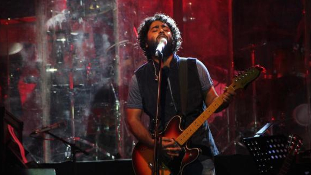 প্রতিভাবান গায়ক অরিজিৎ সিংহও রেহাই পাননি সলমনের রোষ থেকে। তাঁর ভুল হয়েছিল কোনও এক পুরস্কার বিতরণী অনুষ্ঠানের মঞ্চে সাধারণ পোশাক পরে যাওয়া।