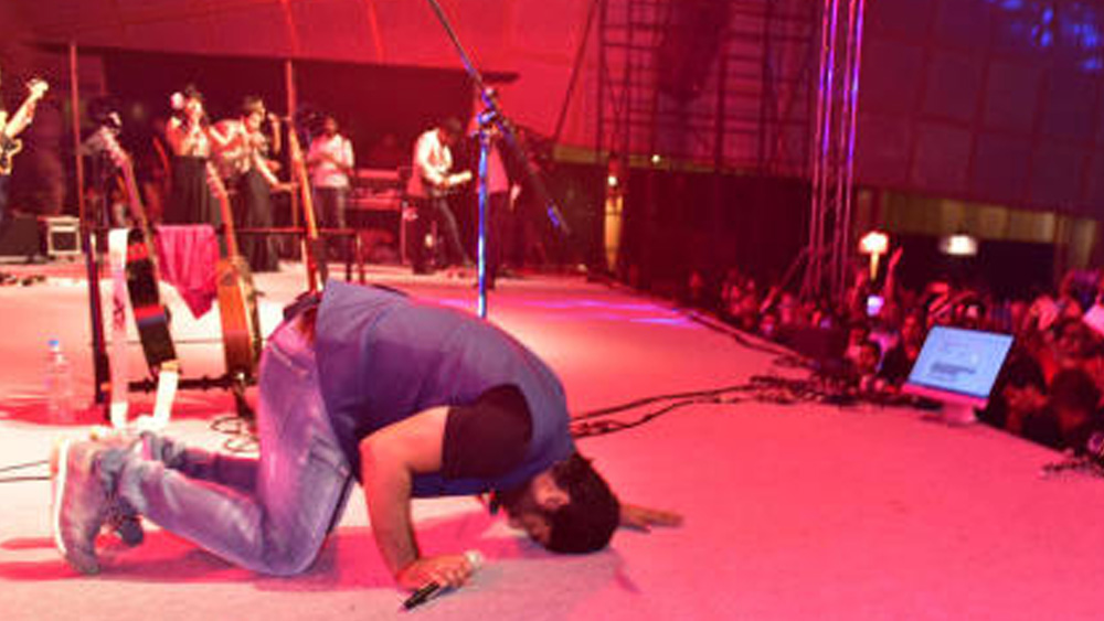 অভিযোগ, এর পর সলমনের রোষে একের পর এক গানের সুযোগ চলে যেতে থাকে অরিজিতের কাছ থেকে। প্রথমে তাঁর কথা ভাবা হলেও শেষে সুযোগ চলে যায় অন্য শিল্পীর কাছে। দলাদলির শিকার হয়ে অরিজিৎ নিজে একটা পোস্ট করেন সলমনের বিরুদ্ধে। সেটা ভাইরালও হয়ে গিয়েছিল। কিন্তু পরে নিজের পোস্ট মুছে দেন অরিজিৎ।