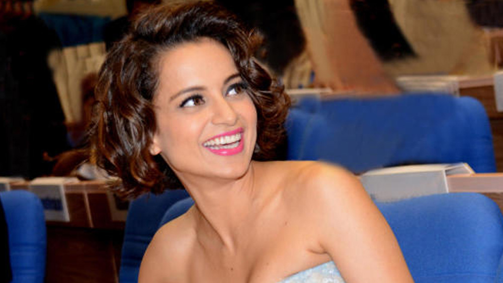 ইন্ডাস্ট্রিতে স্পষ্টবক্তা বলে সুনাম ও দুর্নাম, দুই-ই আছে কঙ্গনা রানাউতের। তিনি প্রকাশ্যে বিষোদগার করেছেন আদিত্য পাঞ্চোলি, মহেশ ভট্ট, হৃতিক রোশন ও তাঁর পরিবারের বিরুদ্ধে। টক শো-এ মুখের উপর কর্ণ জোহরকে ‘মুভি মাফিয়া’ বলেছেন। এর ফলে তাঁকেও ইন্ডাস্ট্রিতে বয়কটের শিকার হতে হয়েছে বলে কঙ্গনার অভিযোগ।