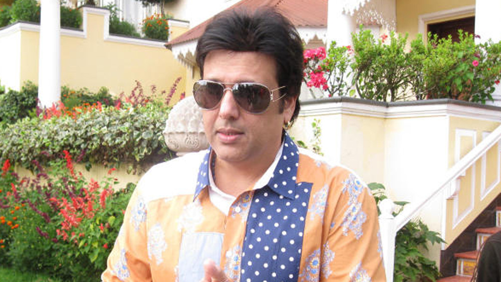 গোবিন্দর মতো তারকাও শিকার হয়েছেন টিনসেল টাউনের দলাদলির। নব্বইয়ের দশকে খান, কপূর এবং কুমার, সব পদবির নায়ককে টেক্কা দিয়েছিলেন তিনি। এমন সময়ও গিয়েছে, বছরে দশটা ছবিতে কাজ করেছেন তিনি। বক্স অফিসে ভিড় টানতে পারার ক্ষমতা রাখা এই নায়ককেও সম্প্রতি কোণঠাসা করা হয়েছে বলে তাঁর নিজের অভিযোগ।