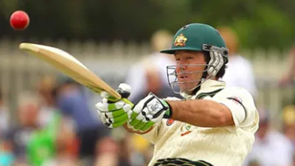 তিনে রিকি পন্টিং। অস্ট্রেলিয়ার প্রাক্তন অধিনায়ক ১৬৮ টেস্টে ৫১.৮৫ গড়ে করেছেন ১৩৩৭৮ রান। ৪১ শতরান, ৬২ অর্ধশতরান এসেছে তাঁর ব্যাটে। সর্বাধিক ২৫৭। পেস বা স্পিন, দুইয়ের বিরুদ্ধেই তিনি স্বচ্ছন্দ। যে কোনও পরিবেশে মানিয়ে নিতে পারেন।