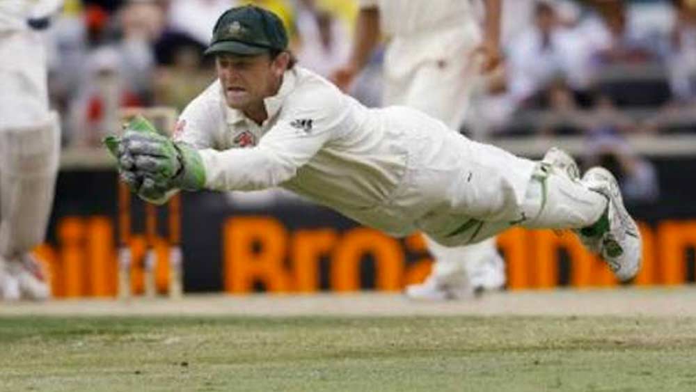 উইকেটকিপার হিসেবে অ্যাডাম গিলক্রিস্টকে দলে নিয়েছেন চাওলা। ৯৬ টেস্টে ৪৭.৬০ গড়ে ৫৫৭০ রান করেছেন তিনি। সেঞ্চুরির সংখ্যা ১৭, হাফ-সেঞ্চুরির সংখ্যা ২৬। স্ট্রাইক রেট প্রায় ৮২। সর্বোচ্চ অপরাজিত ২০৪। উইকেটকিপার হিসেবে স্পিনেও দক্ষতা প্রশ্নাতীত।