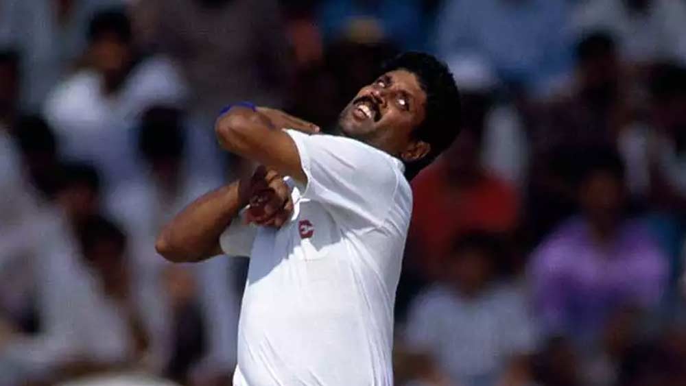 অলরাউন্ডার হিসেবে সাতে কপিল দেব। ১৩১ টেস্টে ৫২৪৮ রান, ৪৩৪ উইকেট। নিছক পরিসংখ্যানে অবশ্য তাঁকে মাপা অসম্ভব। ব্যাট হাতে আট সেঞ্চুরি, ২৭ হাফ-সেঞ্চুরি। বল হাতে ২৩ বার ইনিংসে পাঁচ উইকেট, ম্যাচে ১০ উইকেট দু’বার। ৮৩ রানে নয় উইকেট তাঁর সেরা বোলিং।