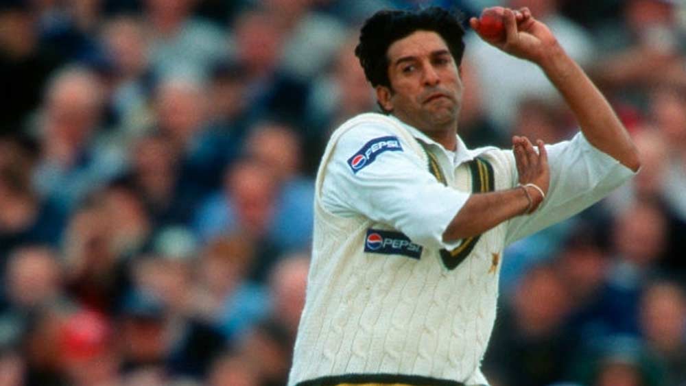 কপিলের পর রয়েছেন ওয়াসিম আক্রম। অনেকের মতে টেস্ট ক্রিকেটের ইতিহাসে সর্বকালের সেরা বাঁহাতি পেসার তিনিই। ১০৪ টেস্টে ৪১৪ উইকেট নিয়েছেন তিনি। ইনিংসে পাঁচ উইকেট নিয়েছেন ২৫ বার, ম্যাচে ১০ উইকেট নিয়েছেন পাঁচ বার। ১১৯ রানে সাত উইকেট তাঁর সেরা বোলিং। ব্যাটেও তিন সেঞ্চুরি রয়েছে। সর্বোচ্চ অপরাজিত ২৫৭।