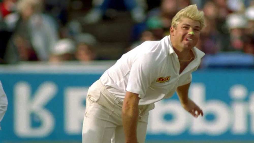 এর পর কিংবদন্তি লেগস্পিনার শেন ওয়ার্ন। ১৪৫ টেস্টে ৭০৮ উইকেট নিয়েছেন তিনি। ৩৭ বার ইনিংসে পাঁচ উইকেট, ম্যাচে ১০ উইকেট নিয়েছেন দশ বার। ৭১ রানে আট উইকেট তাঁর সেরা বোলিং। গড় ২৫.৪১, স্ট্রাইক রেট ৫৭.৪। ব্যাটেও তিন হাজারের বেশি রান রয়েছে।