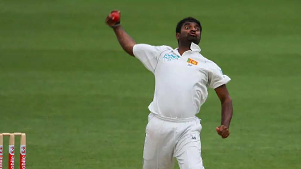 টেস্টে ক্রিকেটে প্রথম বোলার হিসেবে আটশো উইকেটের মালিক মুথাইয়া মুরলীথরনকেও নিয়েছেন চাওলা। ১৩৩ টেস্টে ২২.৭২ গড়ে, ৫৫ স্ট্রাইক রেটে ৮০০ উইকেট নিয়েছেন কিংবদন্তি অফস্পিনার। ইনিংসে পাঁচ উইকেট নিয়েছেন ৪৫ বার, ম্যাচে ১০ উইকেট নিয়েছেন ২২ বার। ৫১ রানে নয় উইকেট তাঁর সেরা বোলিং।