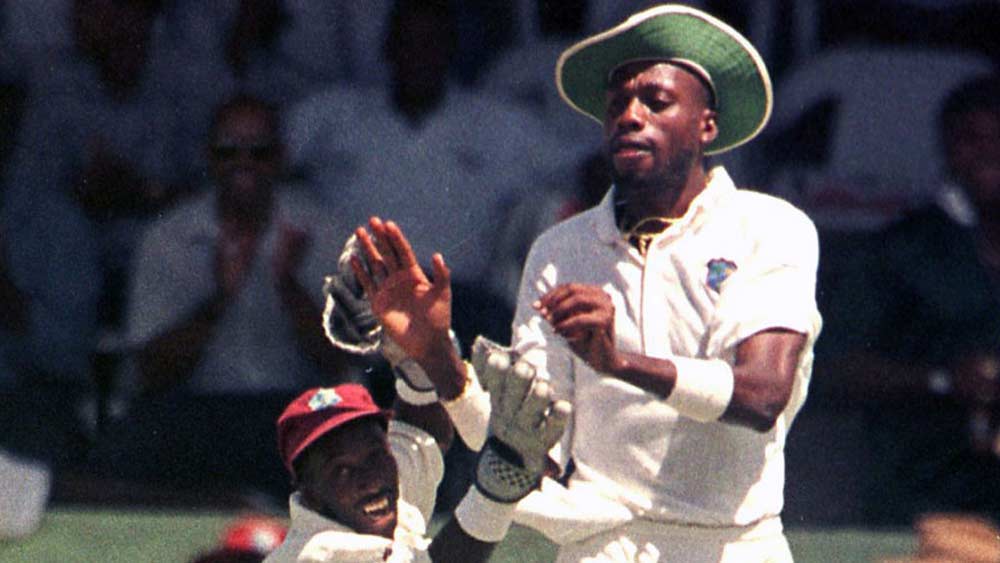 ডেনিস লিলি, ম্যালকম মার্শালরা নন, কার্টলি অ্যামব্রোজকে দলে রেখেছেন চাওলা। ৯৮ টেস্টে ৪০৫ উইকেট নিয়েছেন তিনি। গড় ২০.৯৯, স্ট্রাইক রেট ৫৪.৫, ইকনমি রেট ২.৩০। ২২ বার ইনিংসে পাঁচ উইকেট নিয়েছেন তিনি। তিন বার ম্যাচে ১০ উইকেট নিয়েছেন তিনি। ৮৫ রানে আট উইকেট তাঁর সেরা বোলিং।