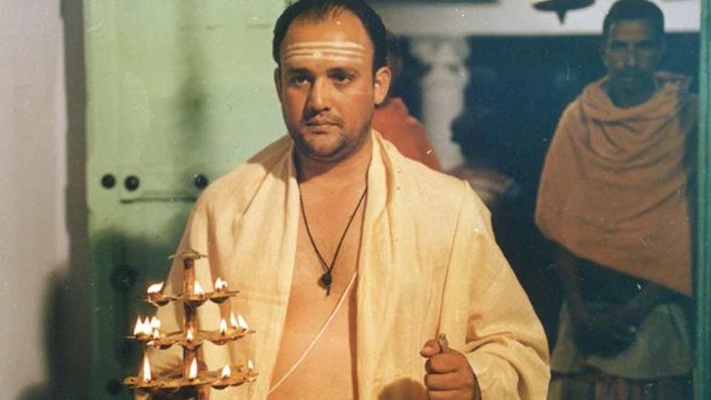 পাঁচশোর বেশি সিনেমা এবং প্রায় সত্তরটি টিভি সিরিয়ালে কাজ করেছেন আলোক নাথ। সব চিত্রনাট্যেই তাঁকে দেখা গিয়েছে প্রায় একই ভূমিকায়। সংসারের ‘সংস্কারী বাবা’। যেখানে বেশির ভাগ কুশীলব টাইপকাস্ট হতে ভয় পান, সেখানে আলোক নাথ দ্বিধা করেননি একই ভূমিকায় অভিনয় করতে।