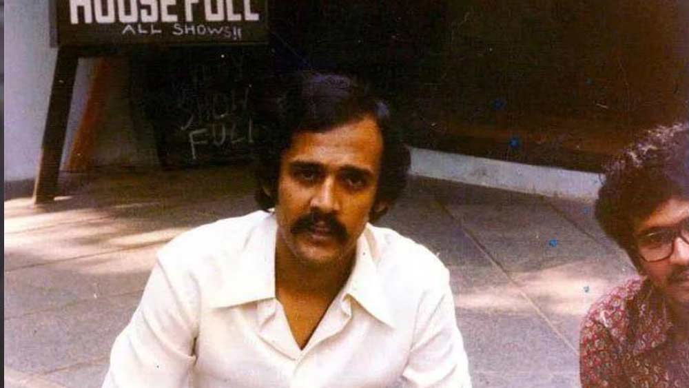 তাঁর পুরো নাম আলোক নাথ ঝা। বিহারের খাগারিয়ায় আলোক নাথের জন্ম ১৯৫৬-র ১০ জুলাই। তবে তাঁর বড় হওয়া দিল্লিতে। সেখানে মডার্ন স্কুলের পরে পড়াশোনা হিন্দু কলেজে। কলেজ পড়ার সময় থেকেই তাঁর আগ্রহ থিয়েটারে।