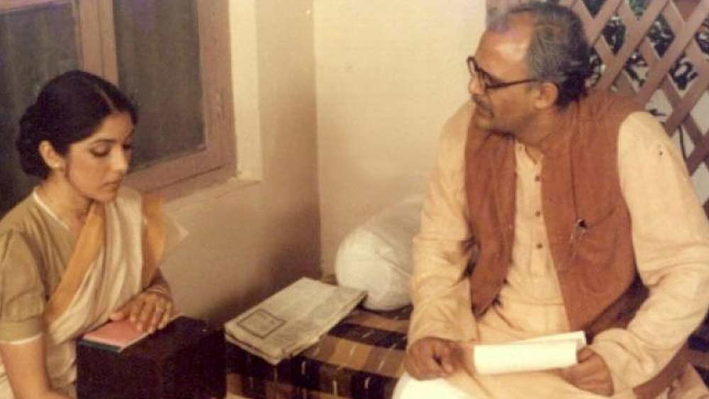 কেরিয়ারের প্রথম ছবিতে আলোক নাথ কিন্তু বাবা-র চরিত্রে অভিনয় করেননি। তাঁর অভিনীত চরিত্র তয়েব মহম্মদের বৈশিষ্ট্য ছিল কথায় কথায় রেগে যাওয়া। সেই ছবিতে ছিলেন নীনা গুপ্তও। কলেজজীবন থেকেই তাঁদের মধ্যে ঘনিষ্ঠ সম্পর্ক ছিল।