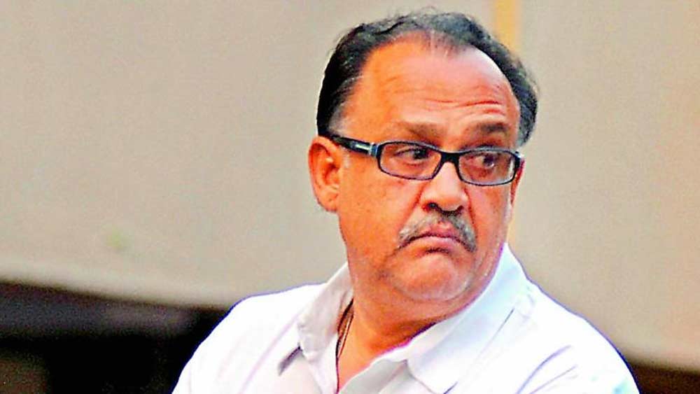 আশির দশকে আলোক নাথ যখন ৩৪ বছর বয়সি যুবক, তিনি ‘বুনিয়াদ’-এ অভিনয় করেছিলেন অশীতিপর বৃদ্ধের ভূমিকায়। ধারাবাহিকে আলোক নাথের অভিনীত চরিত্রের নাম ছিল ‘হাভেলিরাম’। তাঁর স্ত্রীর ভূমিকায় ছিলেন অনিতা কনওয়ার। পরবর্তী সময়ে পর্দার বাইরেও তাঁর স্ত্রী হন অনিতা। নীনা গুপ্তর সঙ্গে প্রেম ভেঙে যাওয়ার পরে অনিতাকেই বিয়ে করেন আলোক নাথ।