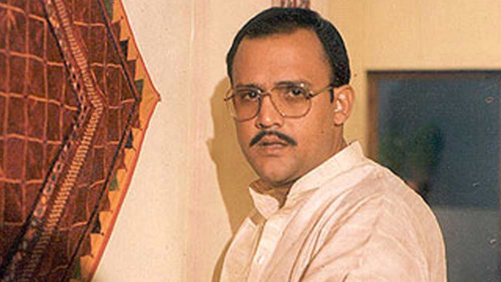 ‘বুনিয়াদ’-এর দৌলতে আলোক নাথের ‘বৃদ্ধ’ চেহারা দর্শকদের খুব পছন্দ হয়। কিন্তু আলোক নাথ তো বাবার ভূমিকায় অভিনয় করতে আসেননি। তাঁর ইচ্ছে ছিল নায়ক হওয়ার। নায়ক হয়েওছিলেন। ‘কামাগ্নি’ ছবিতে টিনা মুনিমের বিপরীতে। কার্যত ‘বি গ্রেড’-এর তকমা পাওয়া এই ছবিতে বহু সাহসী, খোলামেলা দৃশ্য ছিল।