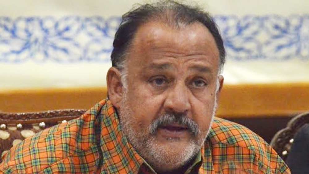 সোশ্যাল মিডিয়ার যুগেও আলোক নাথ ছিলেন চরম জনপ্রিয়। তাঁকে নিয়ে তৈরি মিম-ও উপভোগ করতেন তিনি। কিন্তু সোশ্যাল মিডিয়া-ই এক সময় ভরাডুবি ডেকে আনল তাঁর কেরিয়ারে। সে সময় শুরু হল ‘মি টু’ মুভমেন্ট। একের পর এক বলিউড অভিনেতা-পরিচালক-প্রযোজকের বিরুদ্ধে উঠতে লাগল অভিযোগ। ভাবমূর্তি হারিয়ে তাঁদের কাজও কমতে লাগল।